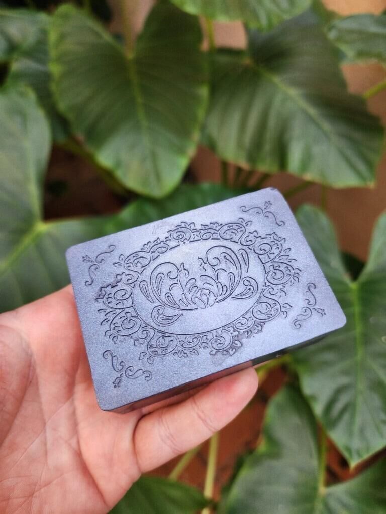 Sabonete decorado com medalhão em relevo
