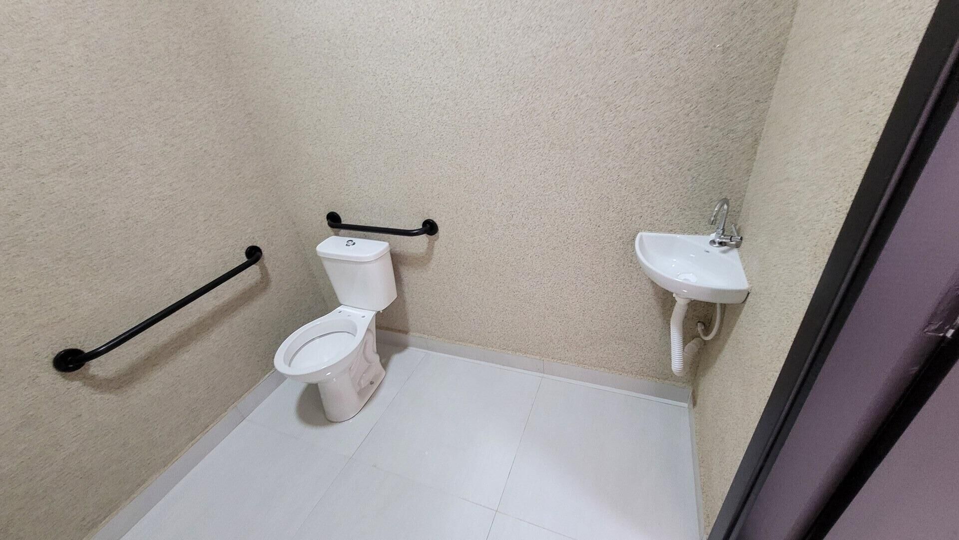 Banheiro acessível PNE com barras em aço inox conforme NBR 9050