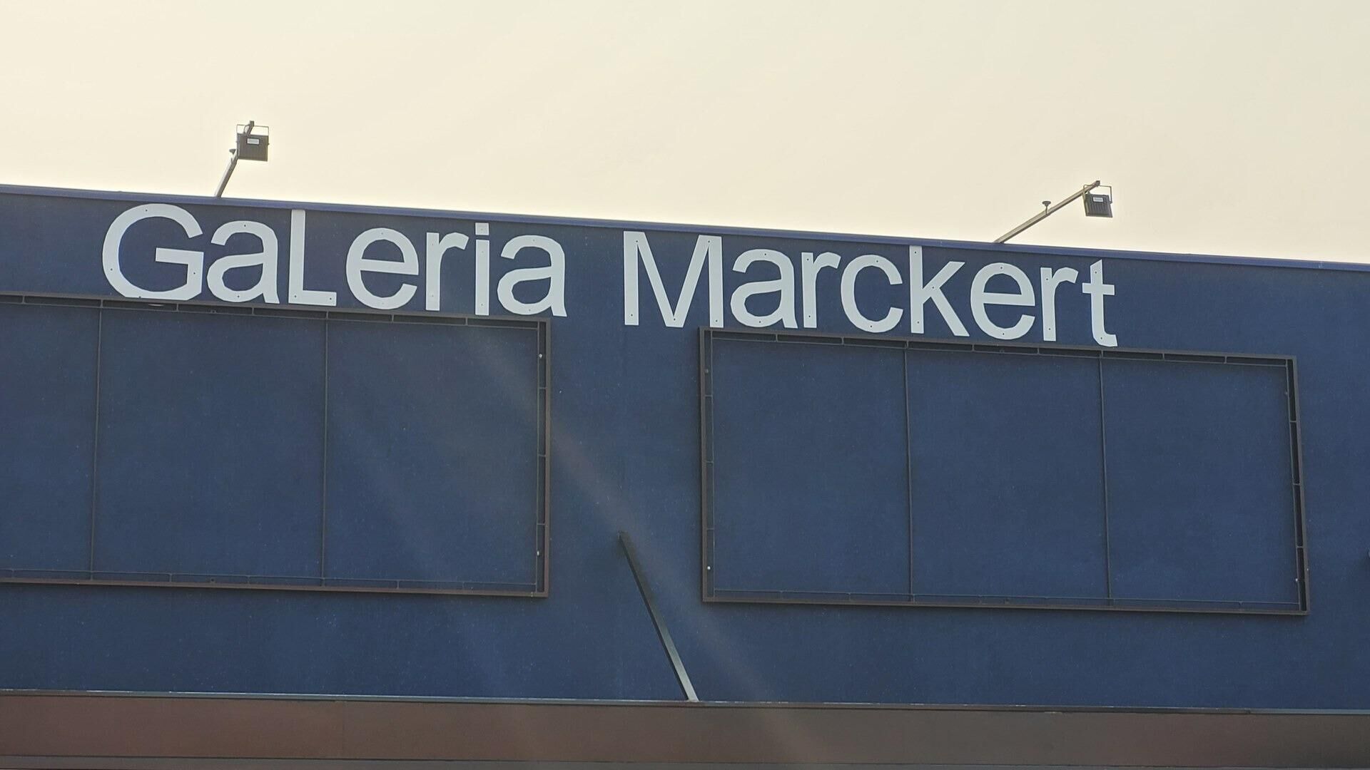 Letreiro tridimensional GaLeria Marckert iluminado por LED