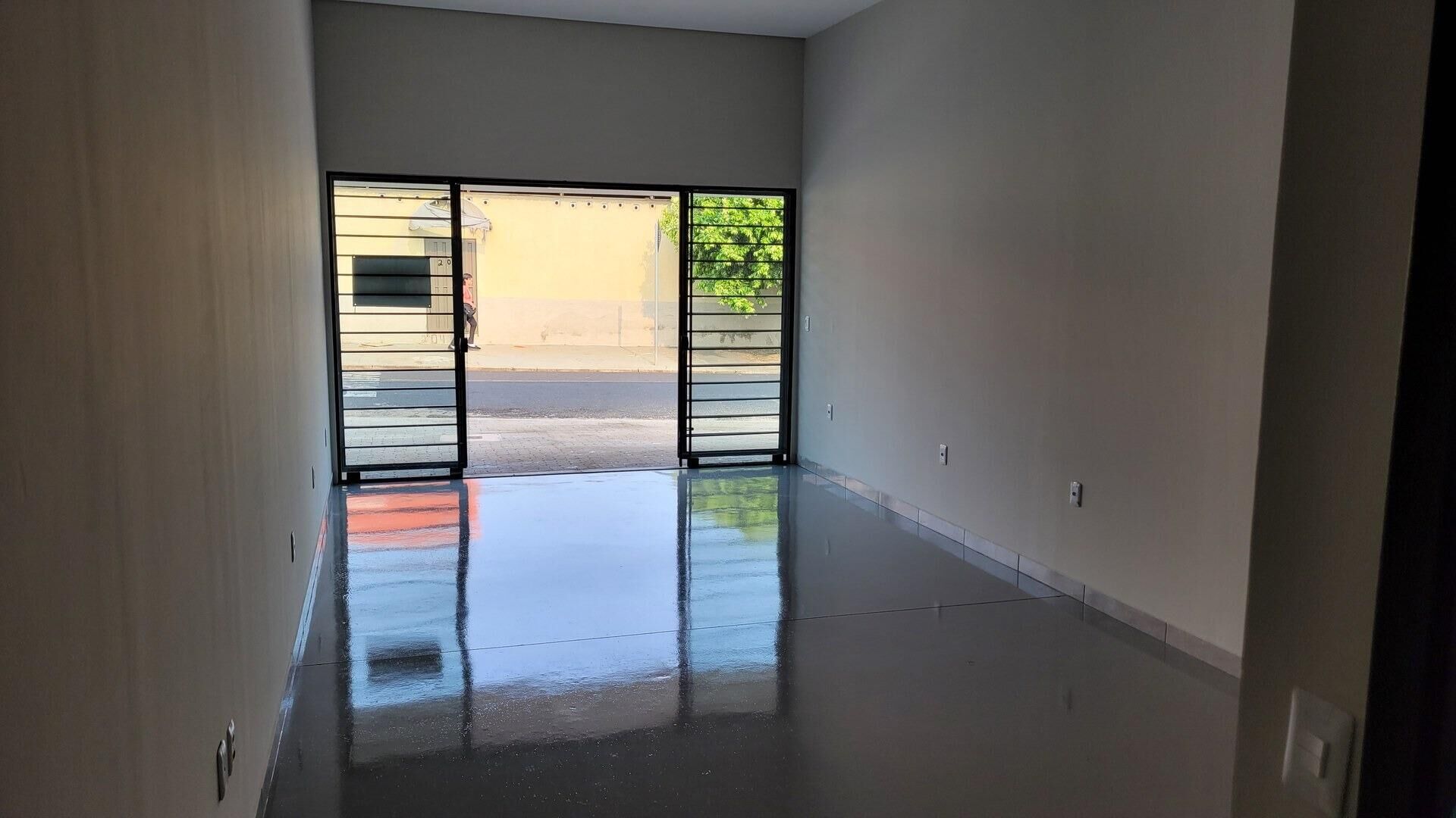 Interior amplo da sala comercial de 38 m² com piso polido