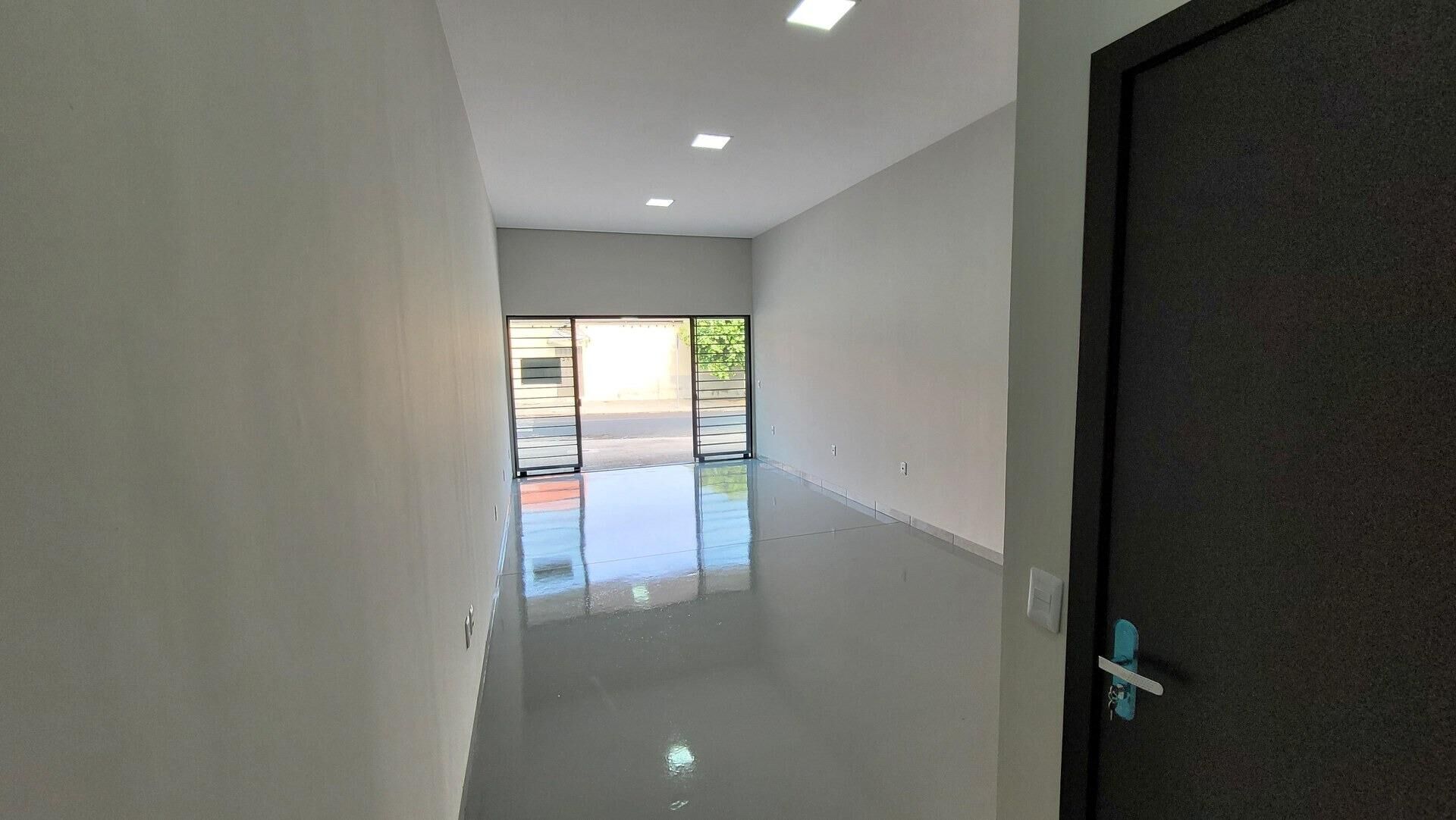 Vista interna da sala destacando acesso para copa e banheiro