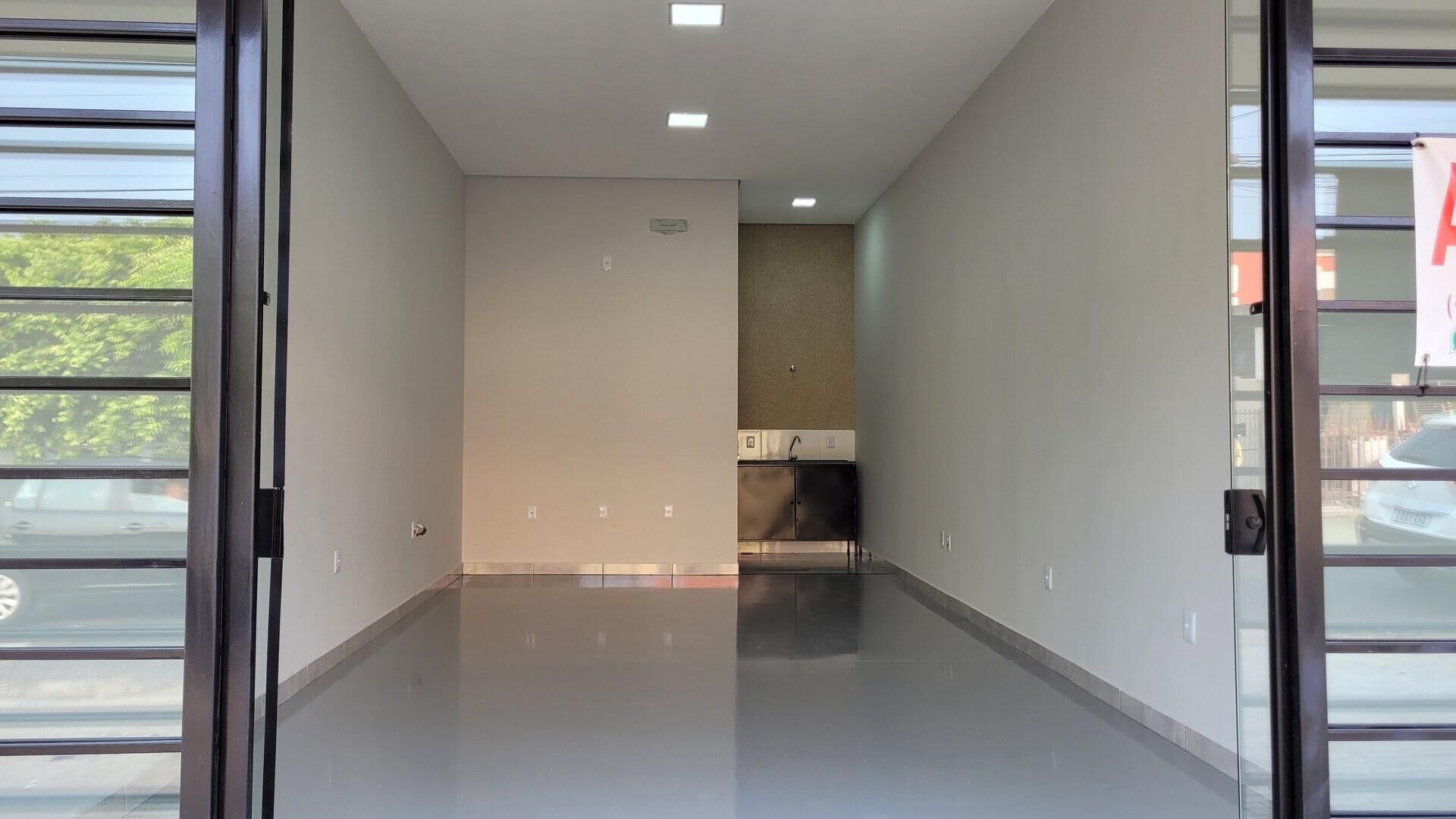 Teto em gesso com iluminação LED embutida na sala comercial