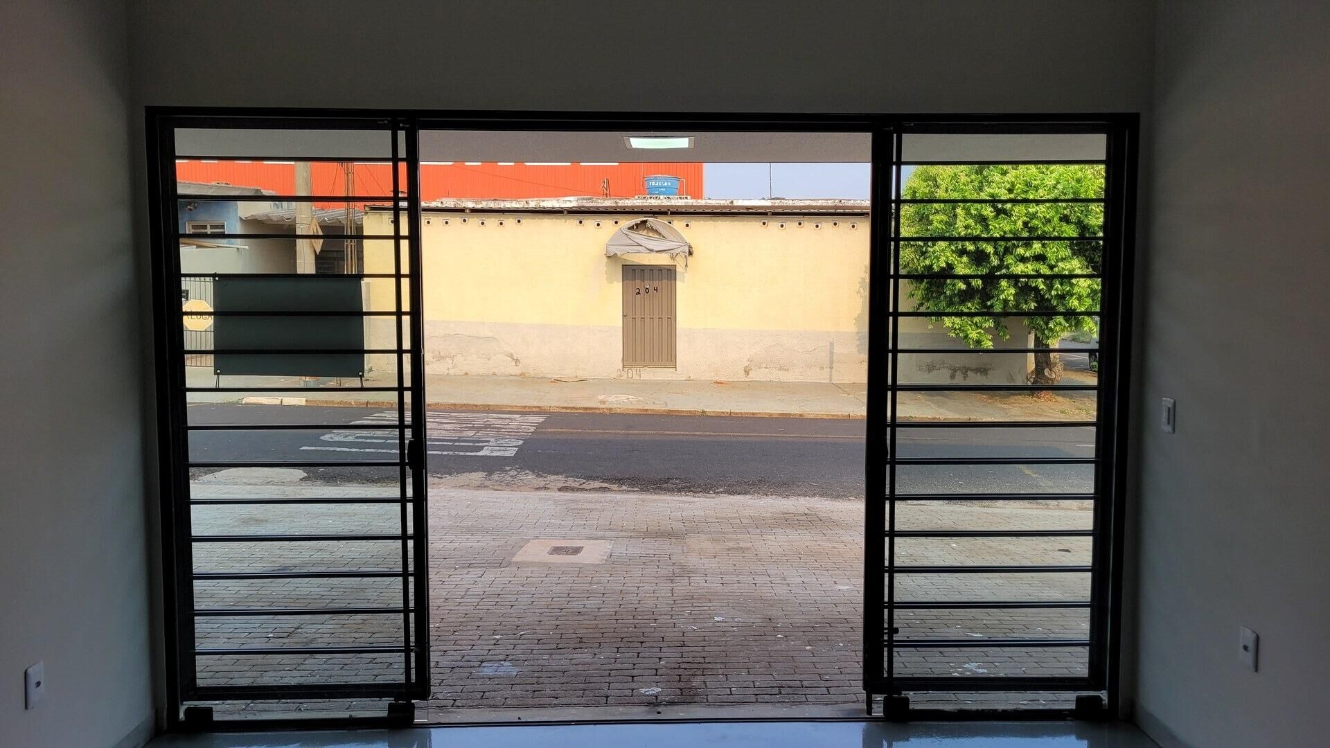 Vista interna da sala para o estacionamento e Rua Chiquinha Rodrigues