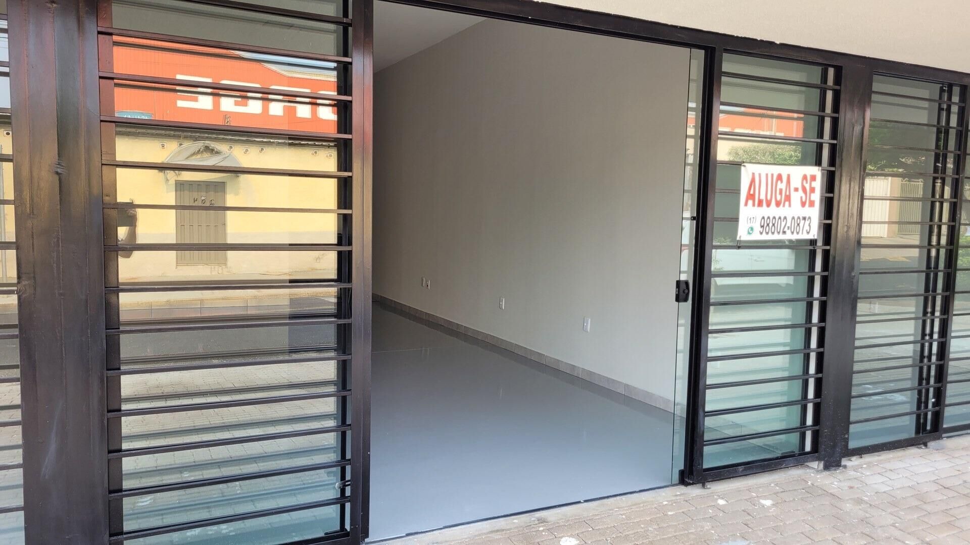 Acesso térreo da sala comercial com porta em vidro blindex