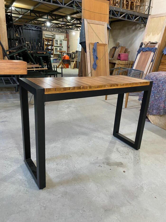 Imagem de https://cdn-app.interago.com.br/img/jpg/w_0_h_0_q_8/17/mc/Aparadores/Aparador%20Industrial%20de%20Aluminio%20com%20madeira%20Teca