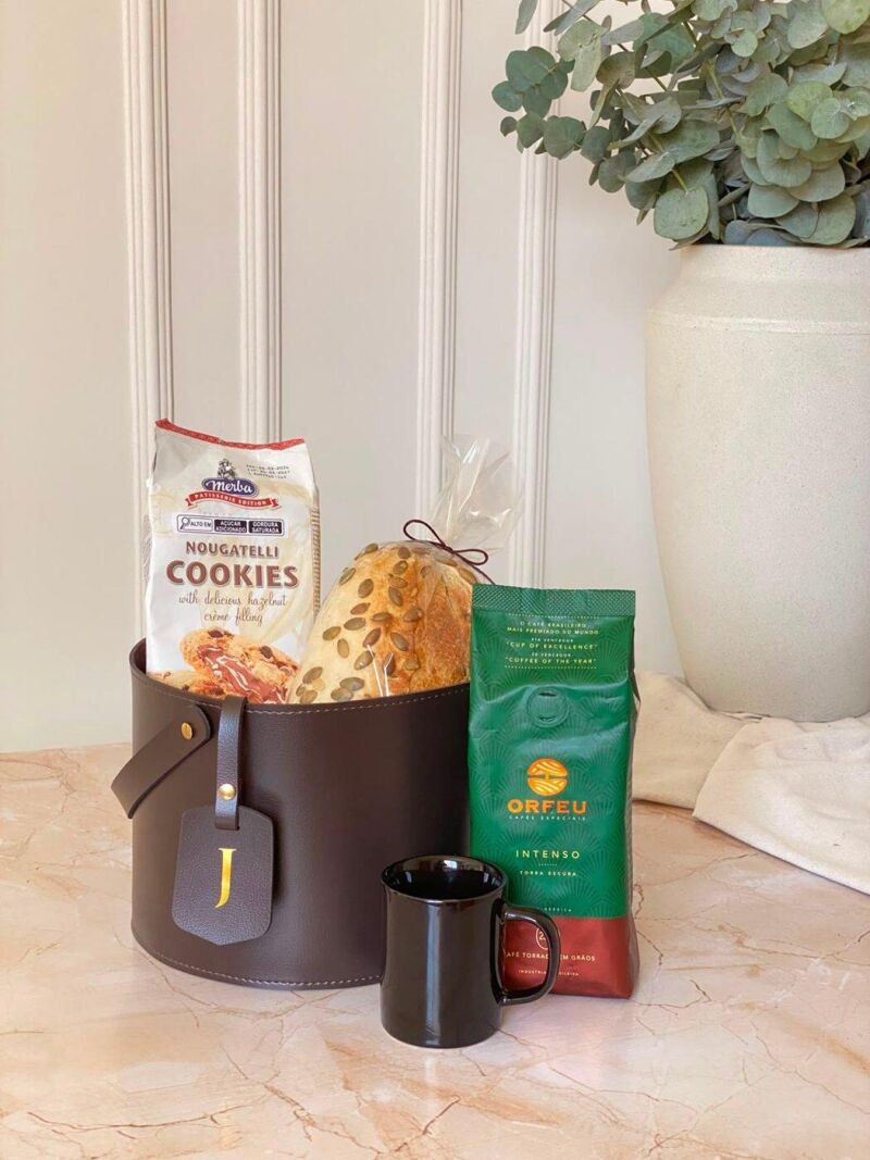 Cesto de couro com cookies, café e caneca