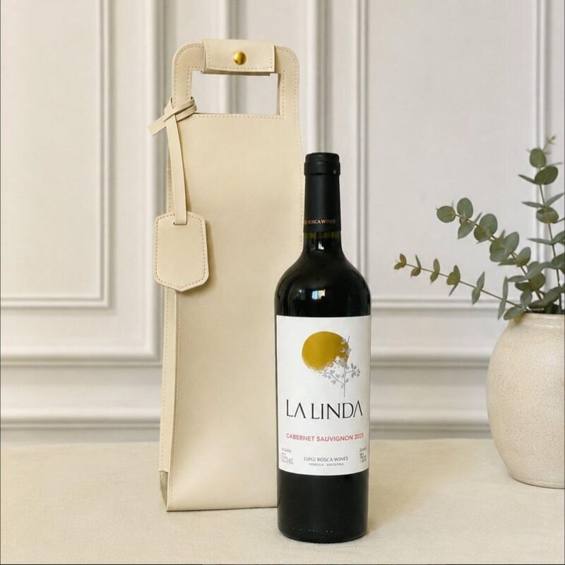 Vinho em bolsa de couro da Casa Aurora