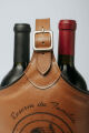 Imagem adicional 4 do item PORTA-VINHOS EM COURO CASTANHO PARA DUAS GARRAFAS