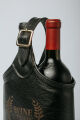 Imagem adicional 2 do item PORTA-VINHOS EM COURO PRETO PARA DUAS GARRAFAS