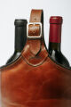 Imagem adicional 2 do item PORTA-VINHOS EM COURO CAMEL PARA DUAS GARRAFAS