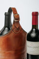 Imagem adicional 3 do item PORTA-VINHOS EM COURO CAMEL PARA DUAS GARRAFAS