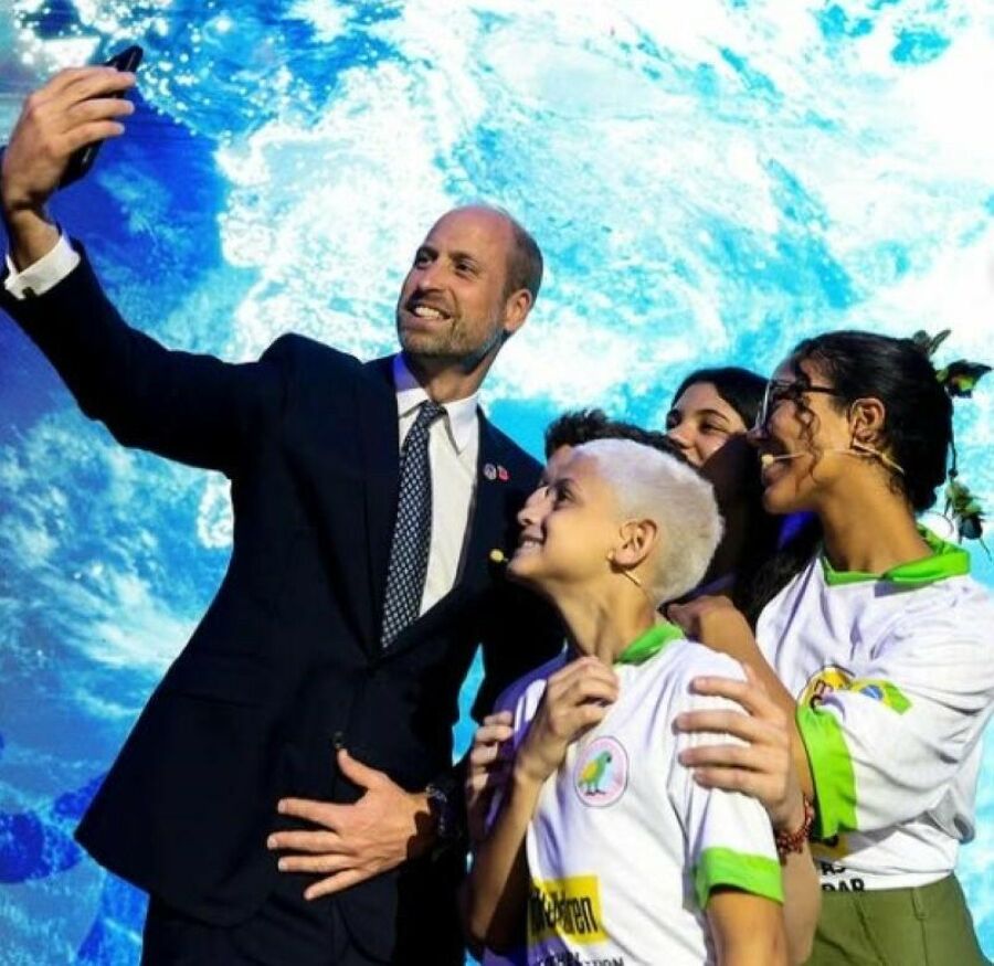 Image: Prince William poses for a selfie with the children in a gesture of connection between generations in the fight for a more sustainable planet.