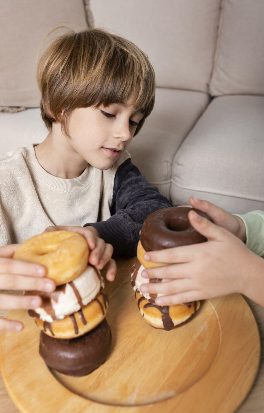 Imagem criancas-comendo-rosquinhas-em-casa