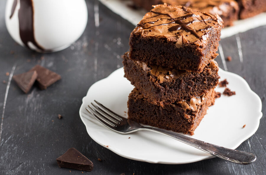 Imagem chocolate-brownie-cake-piece-stack-plate-homemade-pastries