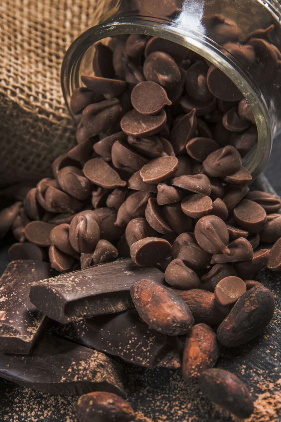 Imagem deliciosa-composicao-de-chocolate-de-alto-angulo-em-close-up-de-pano-escuro