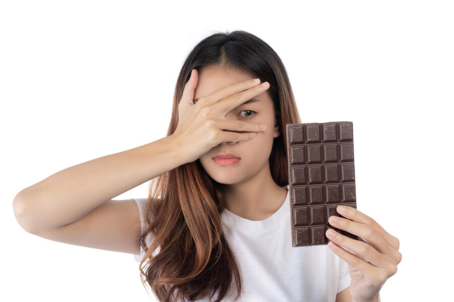 Imagem mulheres-que-estao-de-encontro-ao-chocolate-isolado-em-um-fundo-branco