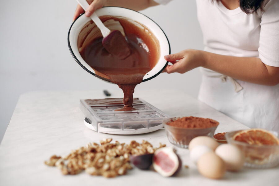 Imagem o-confeiteiro-mistura-os-ingredientes-senhora-esta-preparando-sobremesa-mulher-faz-um-bolo