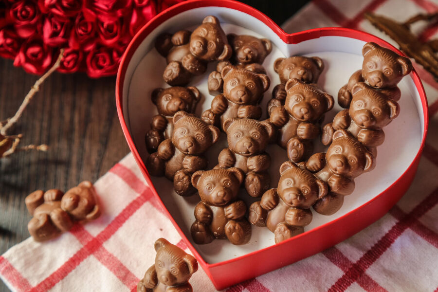 Imagem top-view-chocolate-bears-red-heart-shaped-box