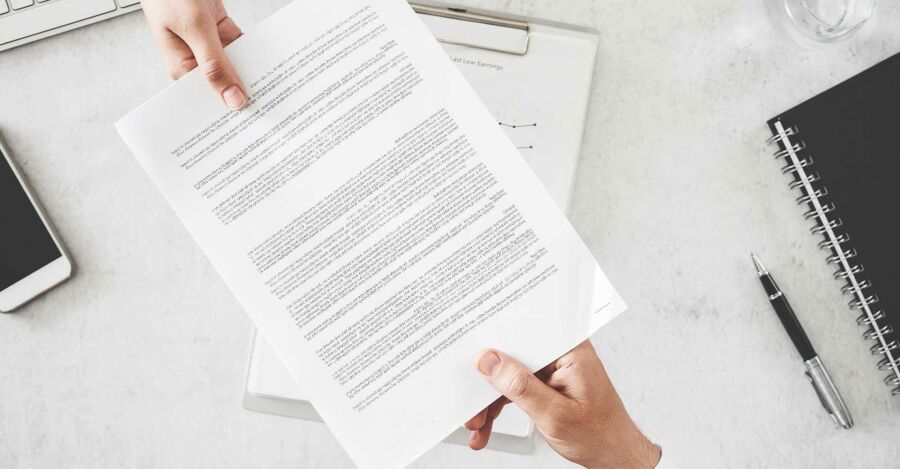 Entrega da Circular de Oferta de Franquia ao investidor. Reprodução: Internet