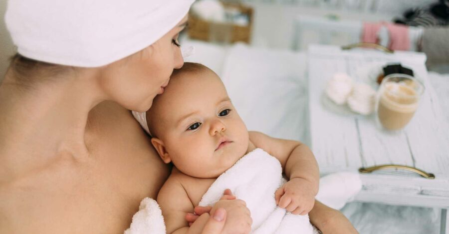 Mamãe com recém-nascido em spa caseiro relaxante | Reprodução: Internet