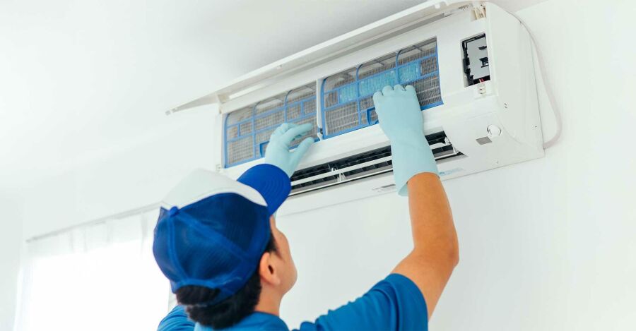 Profissional especializado realizando manutenção em ar-condicionado split. Reprodução: Internet