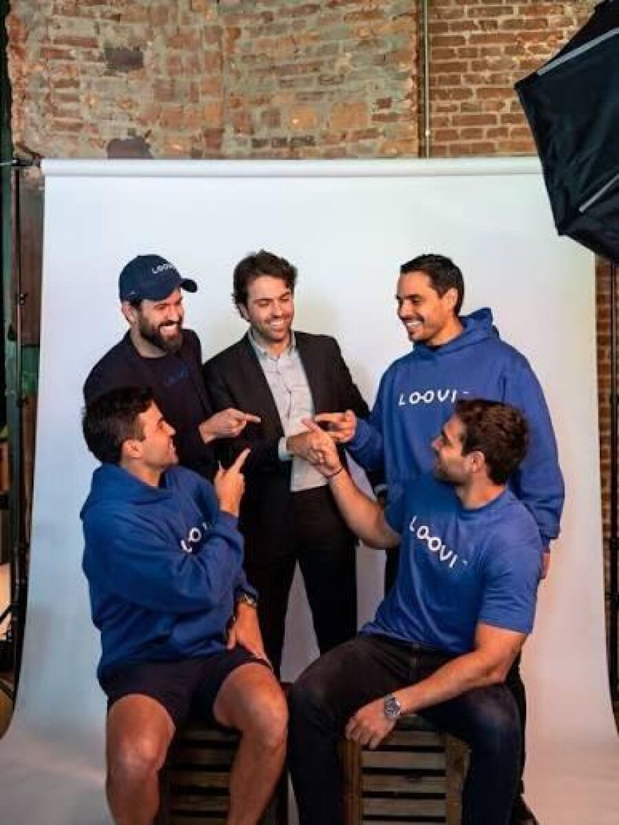 Foto de todos os sócios da Loovi Seguros em uma foto descontraída.