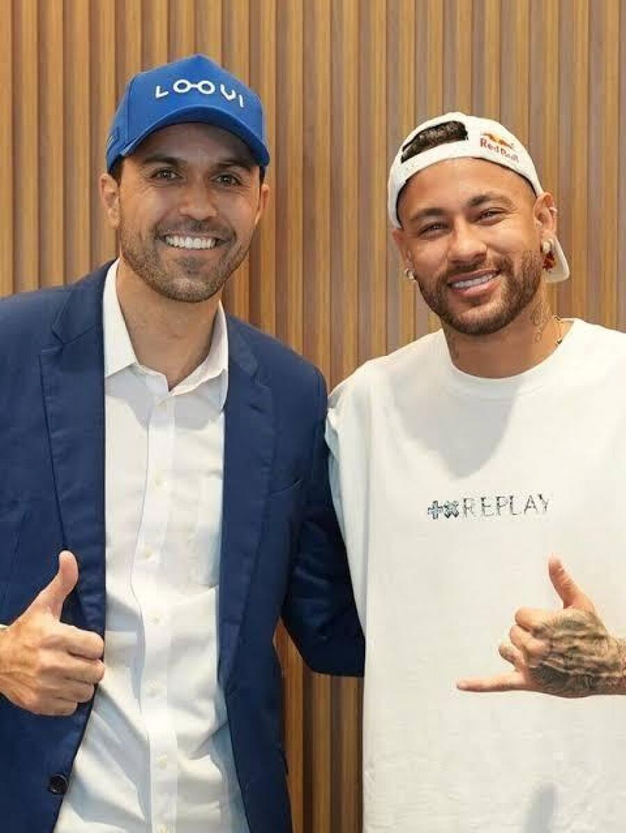 Foto descontraída do Presidente da Loovi, Quezide Cunha e o embaixador da marca, o jogador Neymar Júnior.
