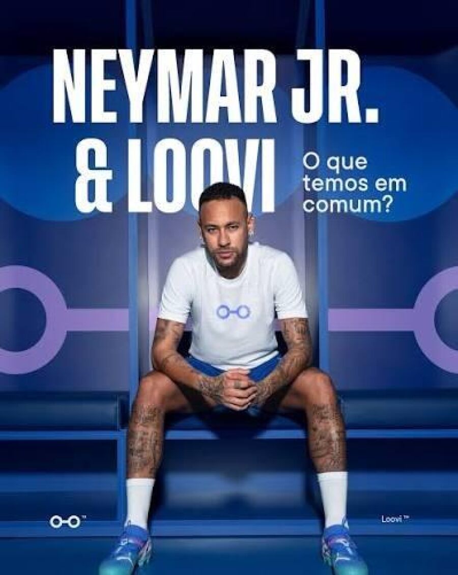 Neymar Jr., embaixador da Loovi Seguros, sentado no vestiário do Santos Futebol Clube vestindo camisa branca com o logo da Loovi, ilustrando a parceria entre o jogador e a marca.
