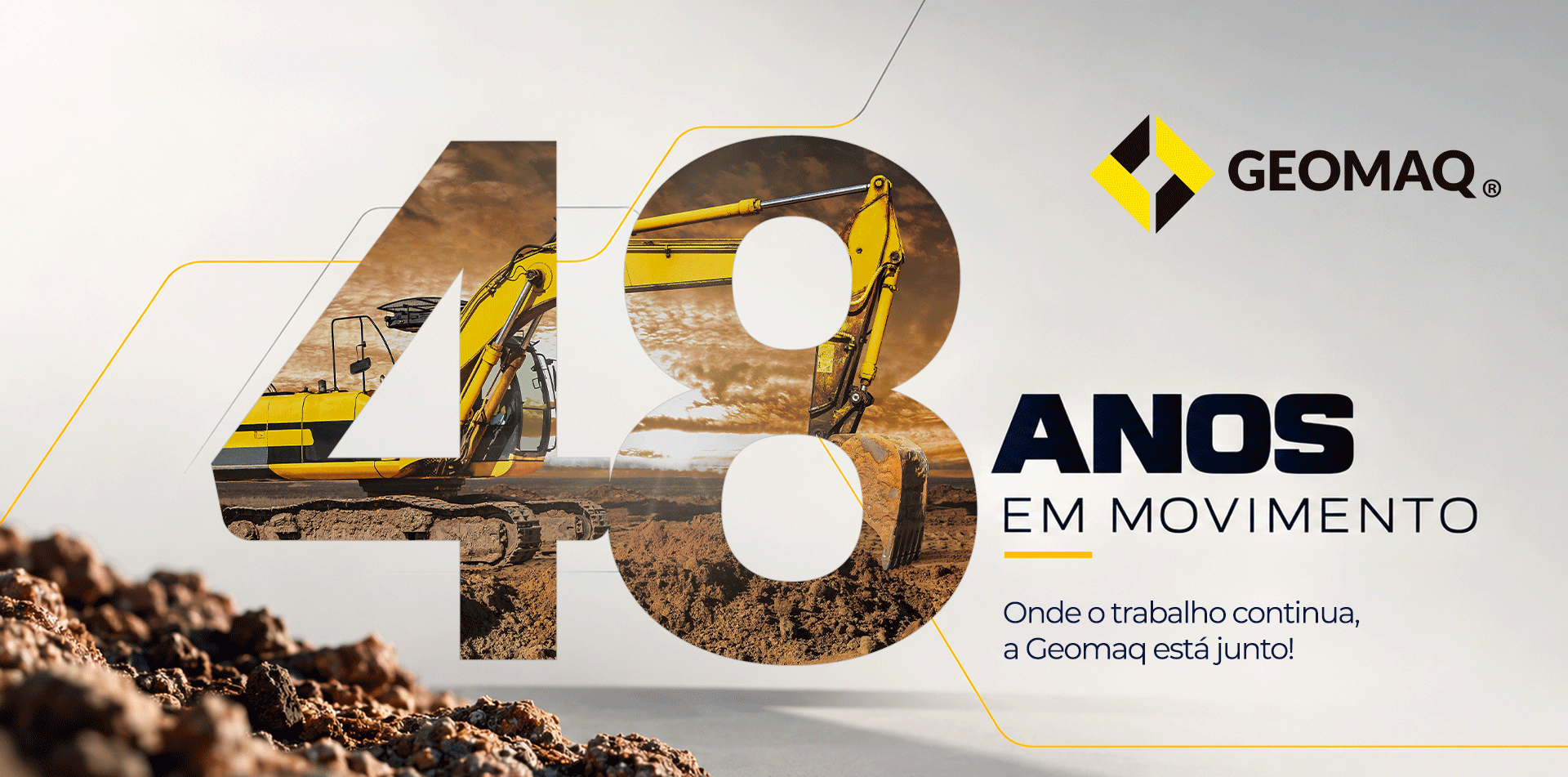Banner comemorativo dos 48 anos da Geomaq, com uma escavadeira e a frase “48 anos em movimento. Onde o trabalho continua, a Geomaq está junto!
