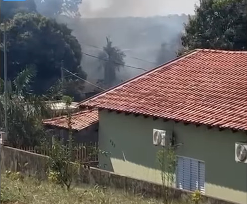 Imagem ilustrativa da matéria Fogo se aproxima de residências e assusta moradores na Vila Santa Rita de Cássia, em Camapuã