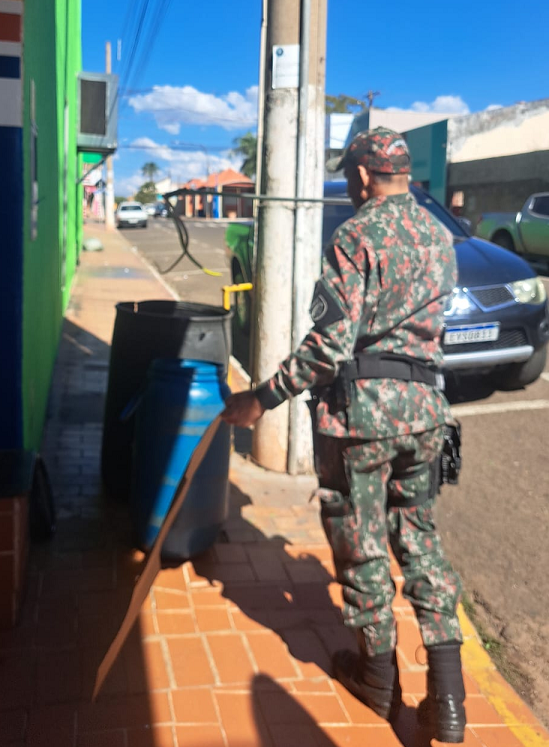 Ilustração da notícia Foi comprar blusinhas? Cobra faz visita inesperada em loja no centro de Cassilândia da MS Todo dia