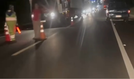 Imagem da notícia Caminhão carregado com grãos tomba e interdita pista na BR-158, em Paranaíba