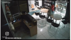 Imagem da notícia Vídeo: Dupla quebra porta de loja e furta celulares durante a madrugada em Costa Rica; prejuízo passa de R$ 100 mil