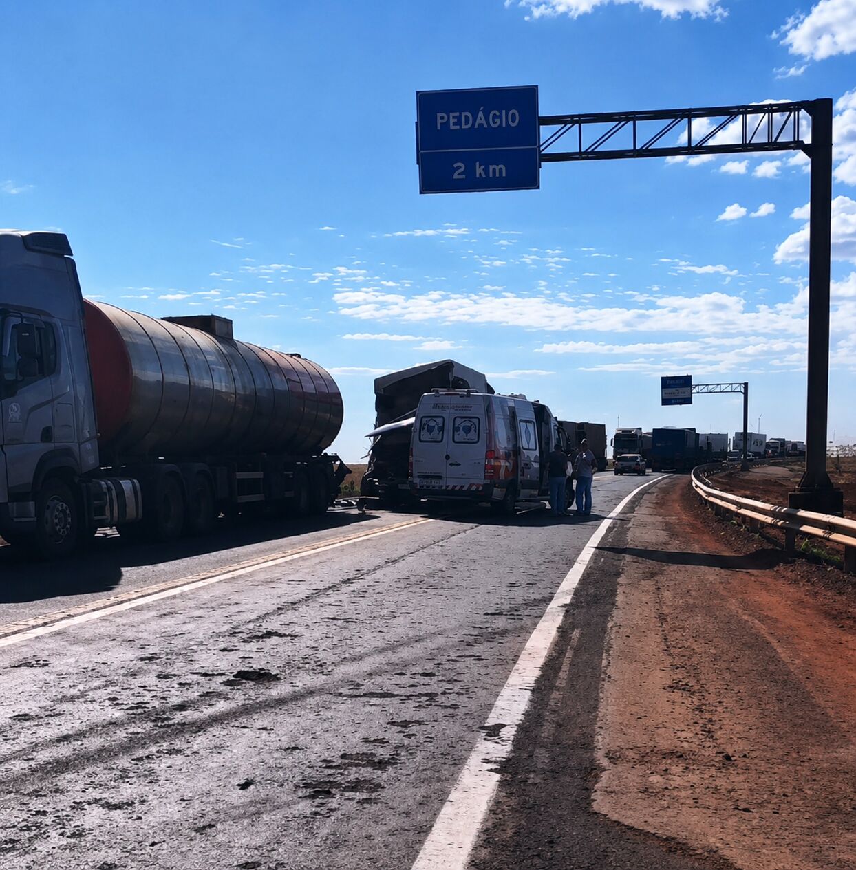 Imagem da notícia Carretas colidem em trecho de obras próximo ao pedágio de Sonora