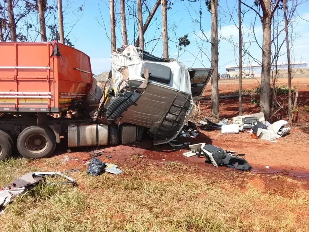 Imagem de compartilhamento para o artigo Motorista fica ferido após carreta sair da pista e atingir barraco em Cassilândia da MS Todo dia