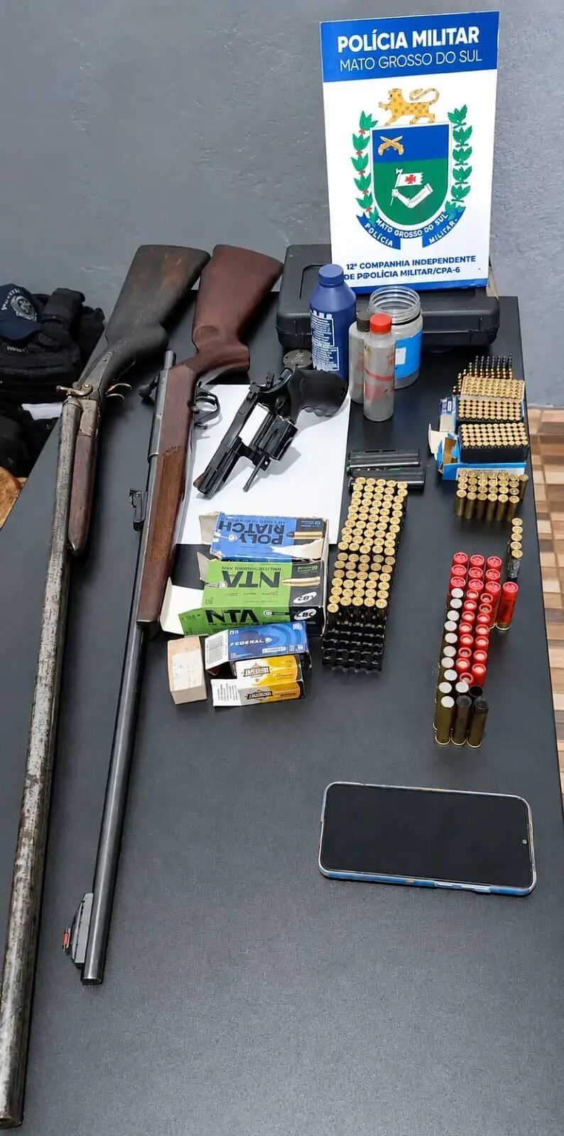 Imagem ilustrativa da matéria PM apreende três armas durante ocorrência de violência doméstica em São Gabriel do Oeste