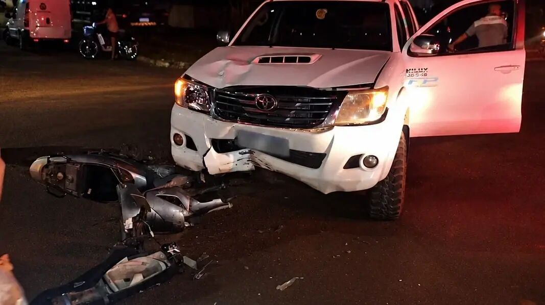 Imagem da notícia Motociclista fica ferida após colisão com caminhonete em São Gabriel do Oeste