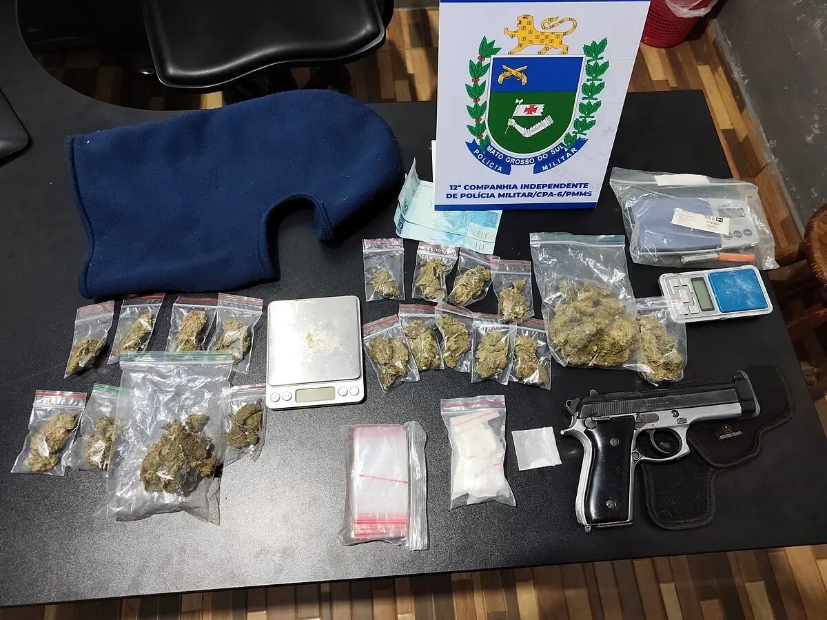 Imagem ilustrativa da matéria Blitz termina com dois presos, drogas e pistola apreendida em São Gabriel do Oeste