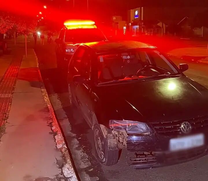 Imagem da notícia Motorista é preso após dirigir em zigue-zague, bater em motoneta e testar positivo para álcool em São Gabriel do Oeste