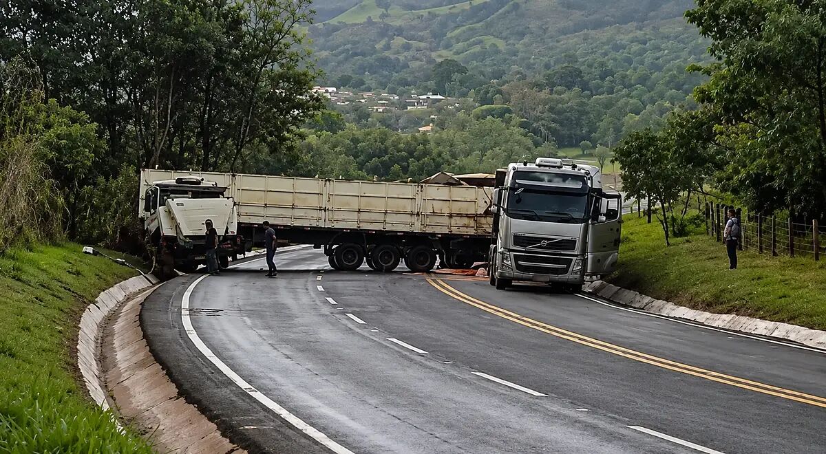 Imagem da notícia Carreta perde controle em subida, atravessa pista e causa colisão em Camapuã