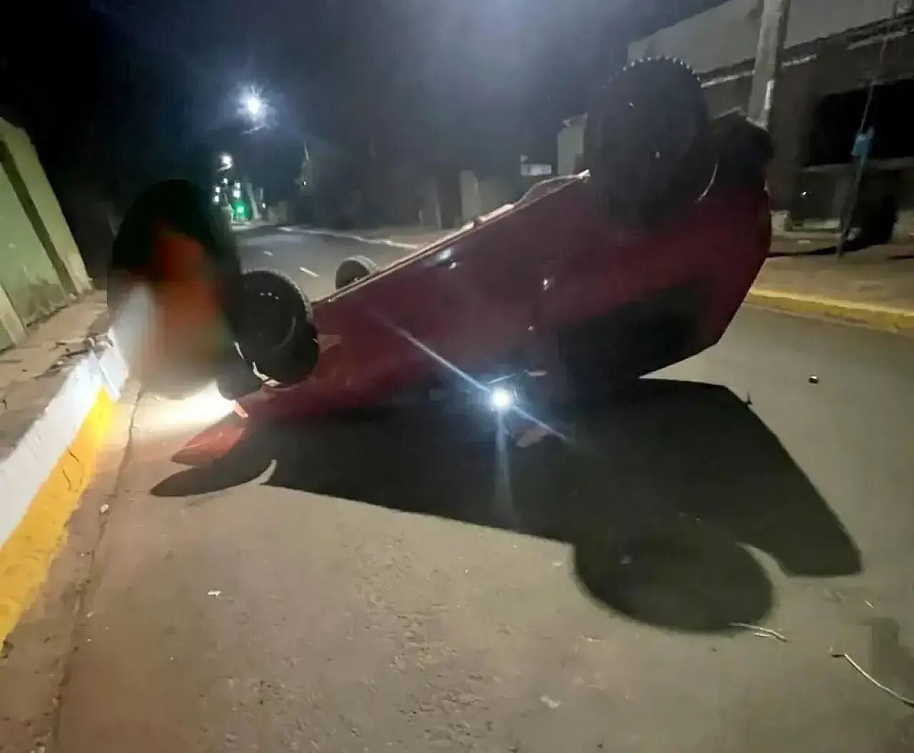 Imagem ilustrativa da matéria Fiat Uno capota e deixa motorista ferido durante a madrugada em Paraíso das Águas