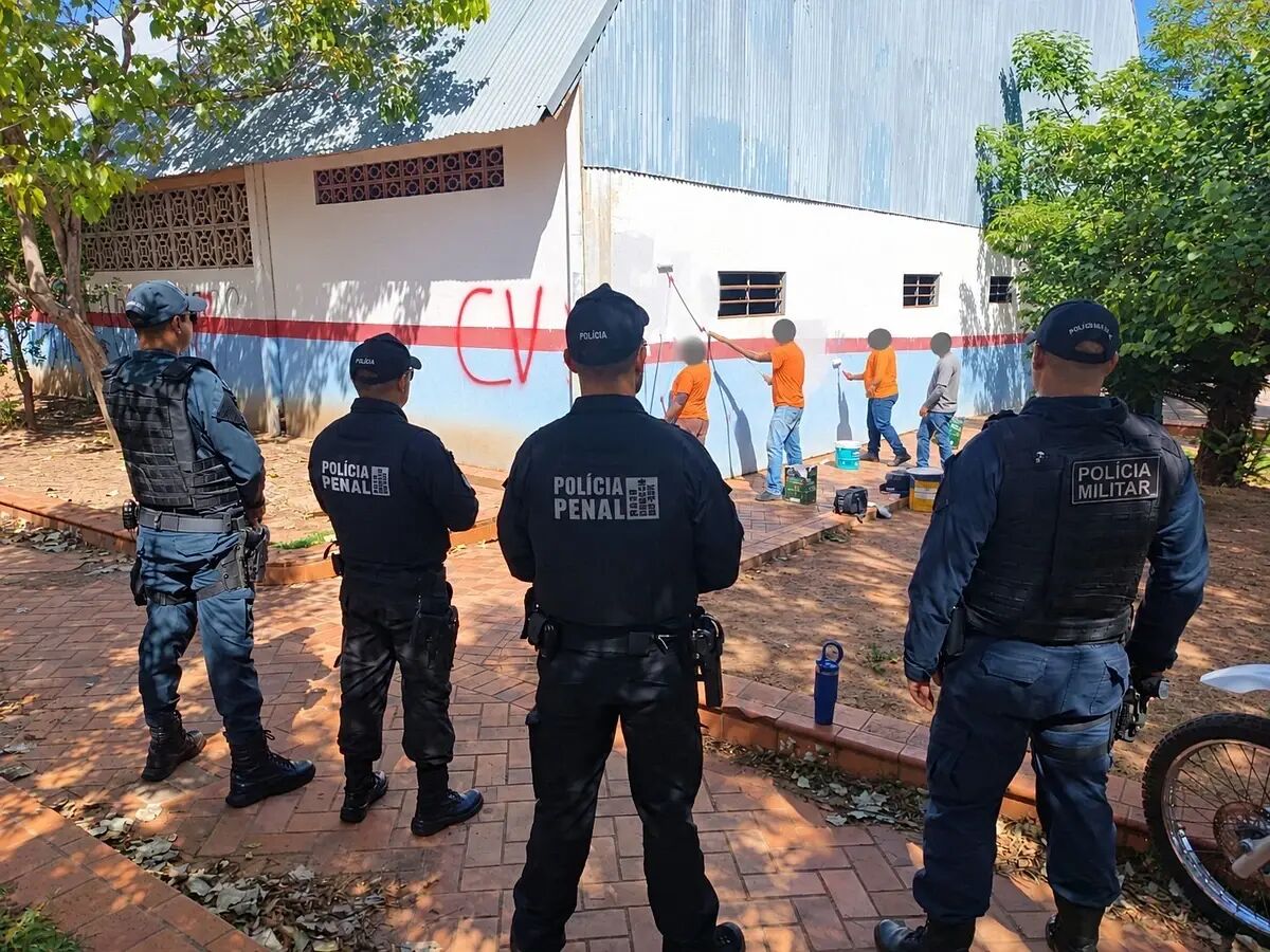 Imagem ilustrativa da matéria Ação conjunta remove pichações e recupera paredes de ginásio em Coxim