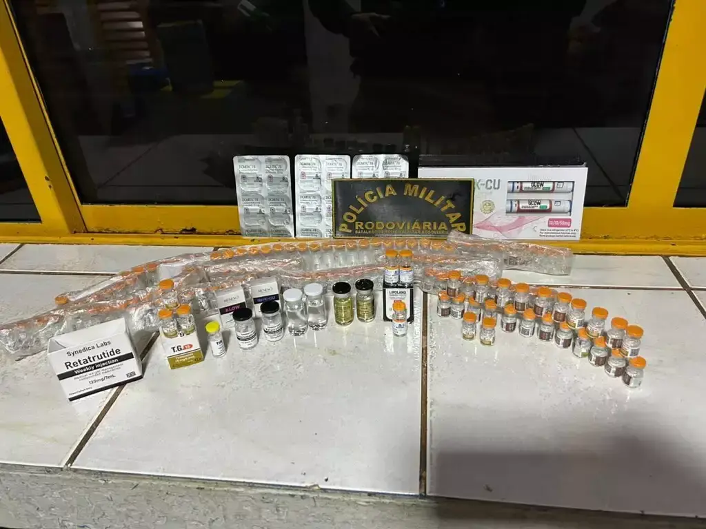 Imagem da notícia Idosa é flagrada com mais de 150 frascos de remédios para emagrecimento presos ao corpo na MS-240, em Inocência