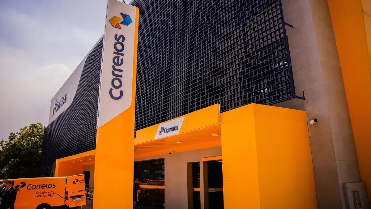 Ilustração da notícia Correios acumulam rombo bilionário, levam impasse ao TST e pressionam União por novos bilhões