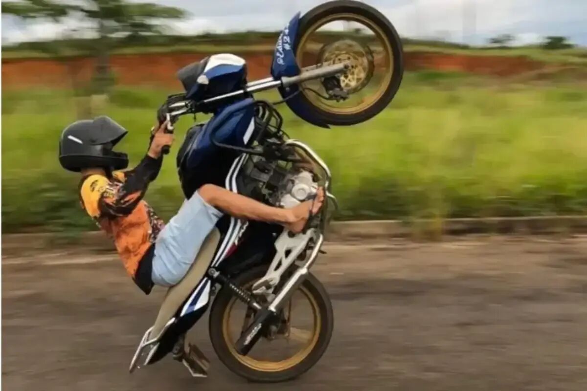 Imagem da notícia Deu grau e se deu mal: Motociclista foge após empinar moto e é localizado em Chapadão do Sul