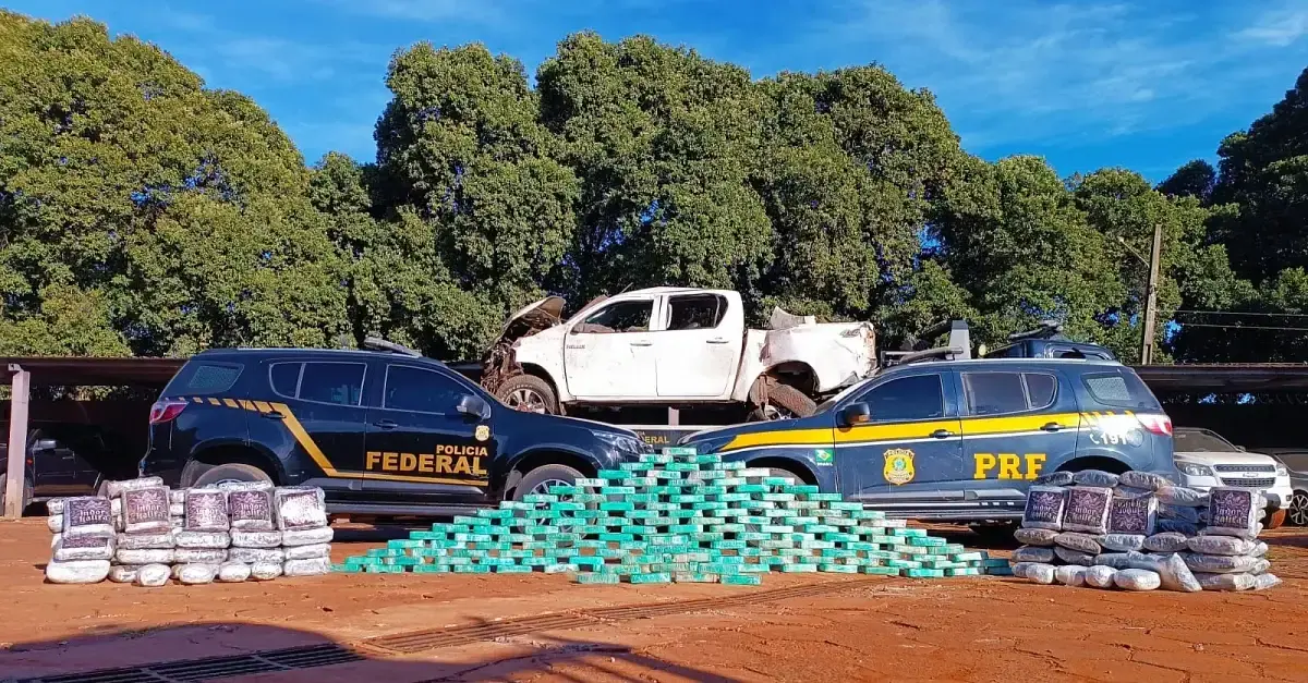 Ilustração da notícia Hilux com 270 quilos de drogas capota durante fuga da PRF na BR-419; carga seria levada para Rio Verde da MS Todo dia