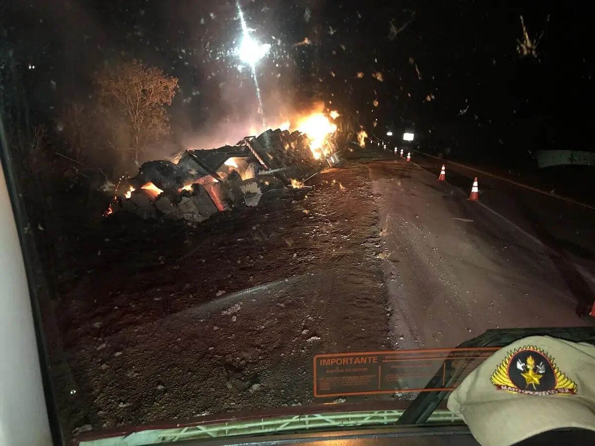 Ilustração da notícia Carreta com algodão tomba e pega fogo na BR-163 entre Coxim e Sonora da MS Todo dia