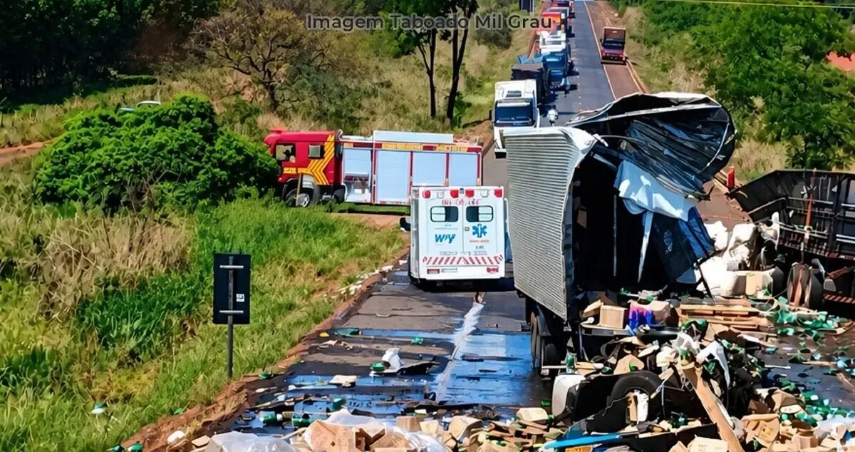 Ilustração da notícia Dois caminhoneiros morrem em colisão frontal entre carretas na BR-158, entre Paranaíba e Aparecida do Toboado da MS Todo dia
