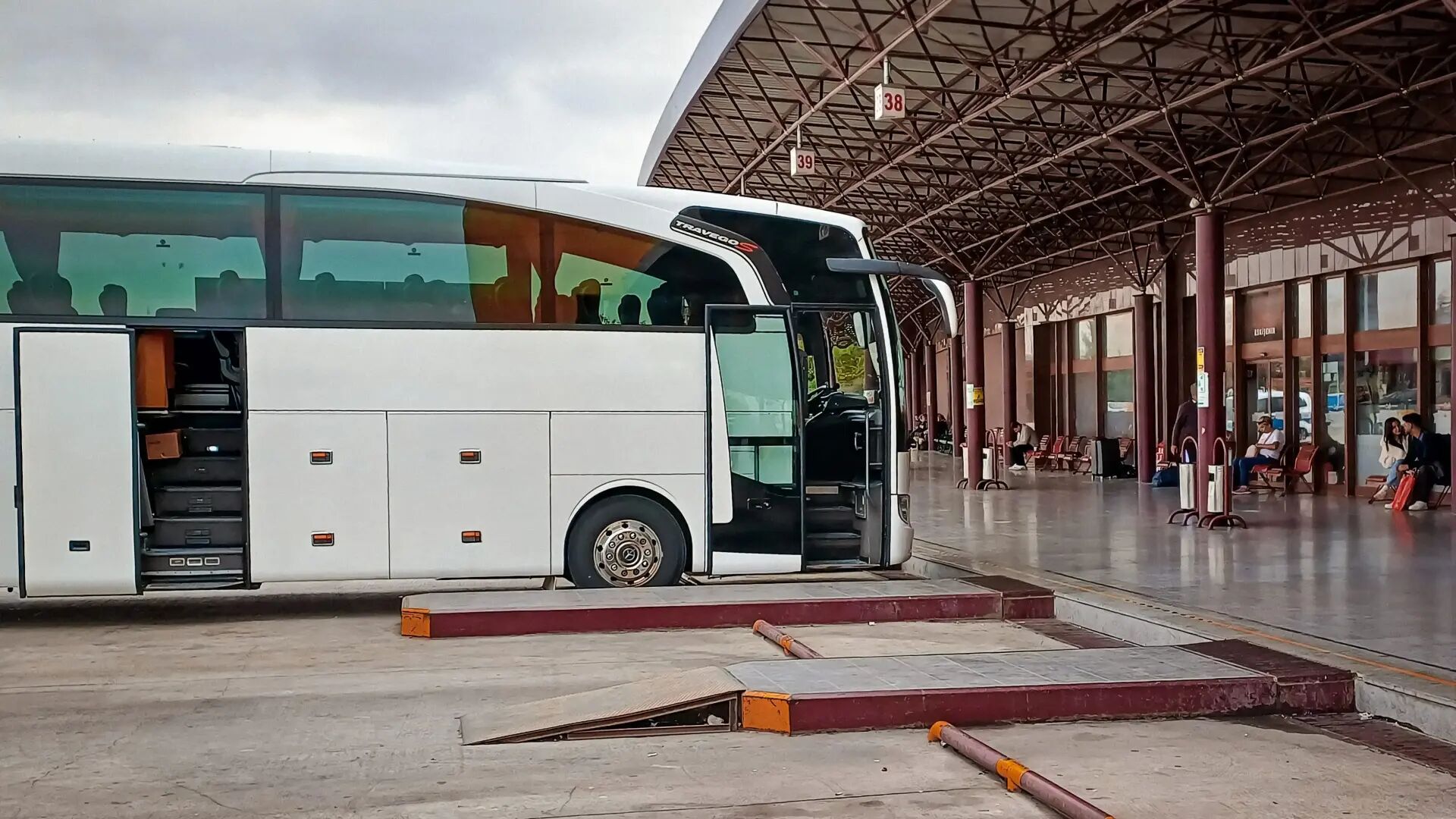 Ilustração da notícia Passageiro espera 7 horas por ônibus em Coxim e ganha R$ 4 mil na Justiça da MS Todo dia
