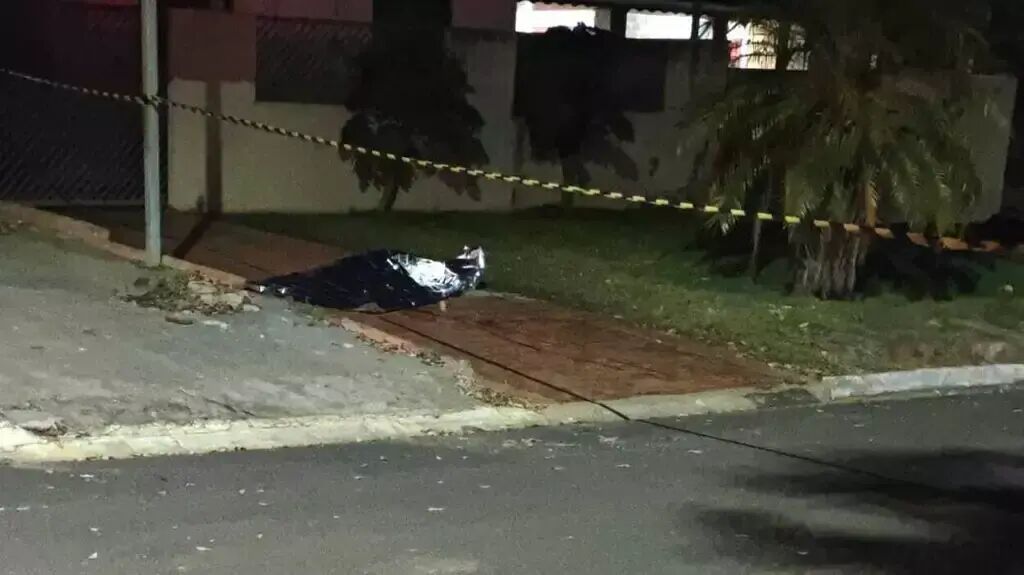 Ilustração da notícia Jovem é morta a facadas e suspeito foge em Rio Verde
